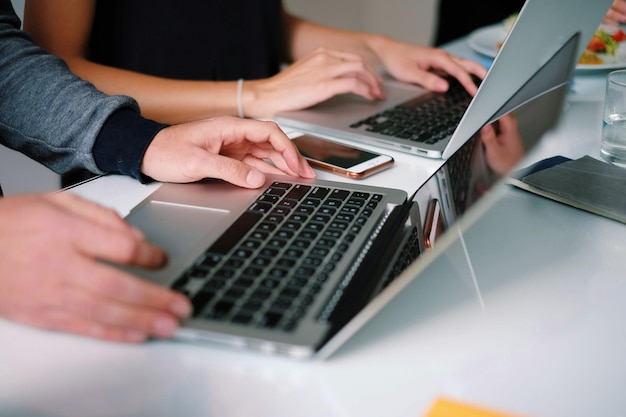 Vista a livello di superficie di due persone che usano laptop