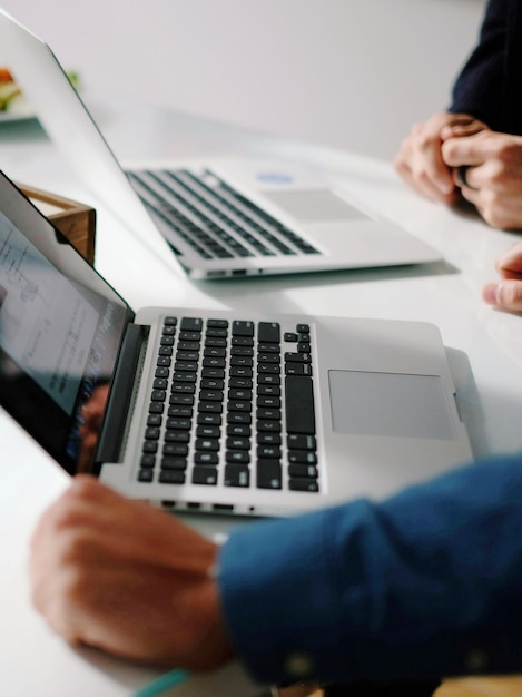 Vista a livello di superficie di due uomini alla scrivania dell'ufficio