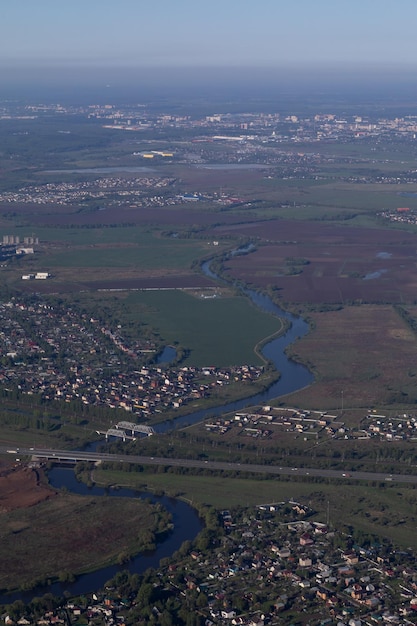 Vista a volo d'uccello della foresta e dei campi della città