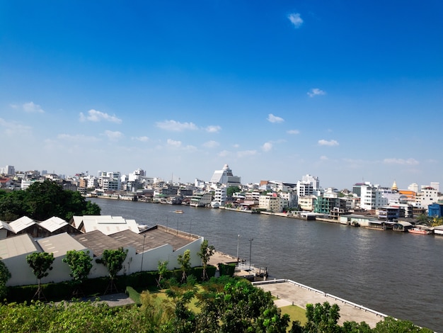 Vista a volo d&#39;uccello delle barche sul fiume Chao Praya