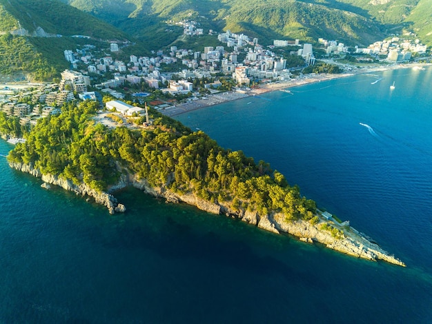 Vista a volo d'uccello delle città di budva e becici con hotel e spiagge vicino al mare adriatico contro il ba