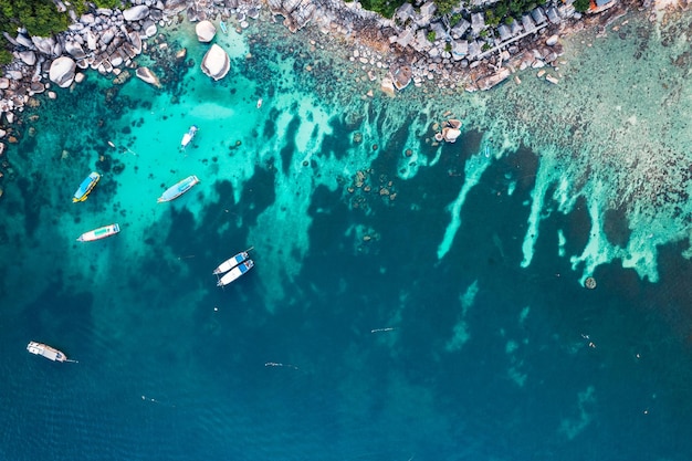 Vista a volo d'uccello delle isole e delle baie blu tropicali