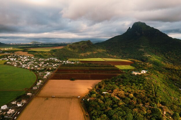 Vista a volo d'uccello di bellissimi campi Isole di Mauritius e montagne.