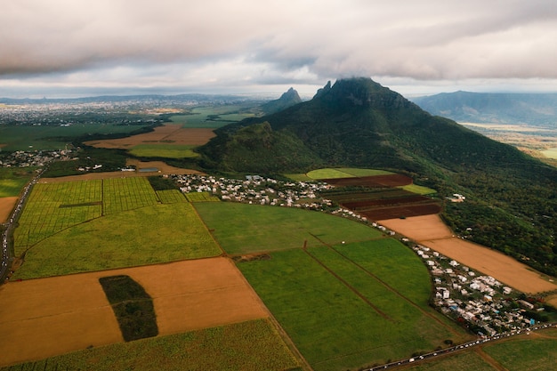 Vista a volo d'uccello di bellissimi campi Isole di Mauritius e montagne.