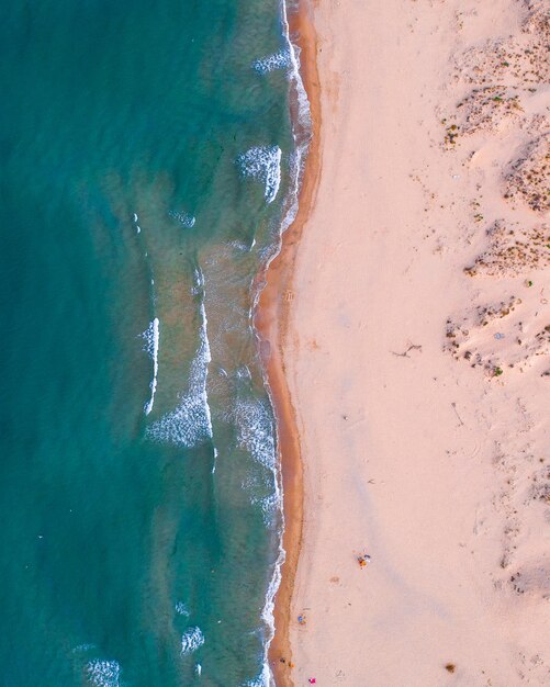 Vista a volo d'uccello di una spiaggia blu