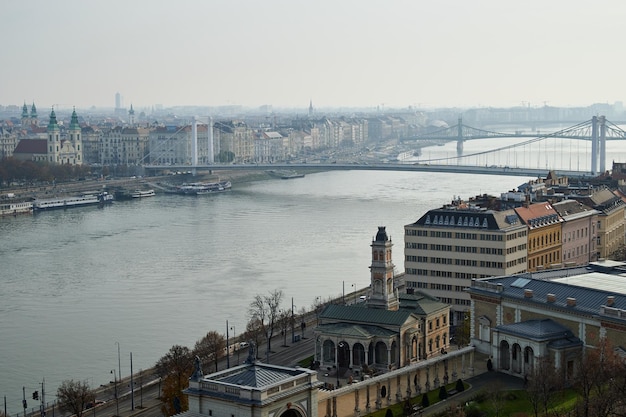 Vista a volo d39uccello della bellissima capitale ungherese Budapest vista durante il giorno