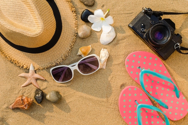 Vista ad alta angolazione degli accessori personali sulla sabbia in spiaggia