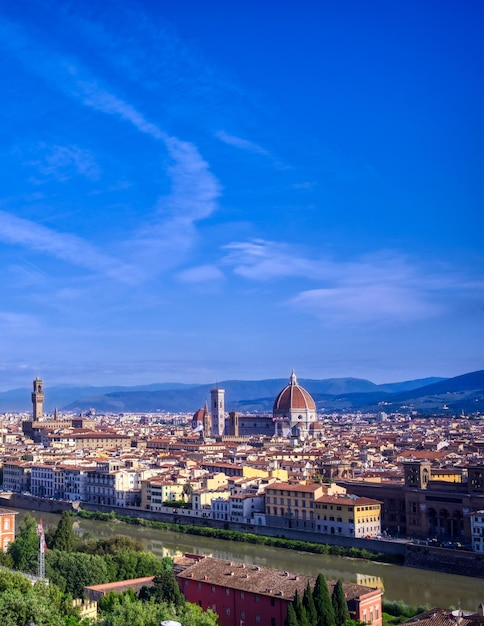 Vista ad alta angolazione degli edifici della città contro il cielo blu