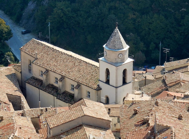 Vista ad alta angolazione degli edifici della città durante una giornata di sole