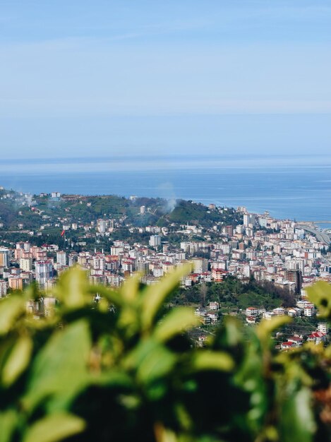 Vista ad alta angolazione degli edifici e del mare contro il cielo