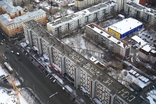Vista ad alta angolazione degli edifici in città durante l'inverno