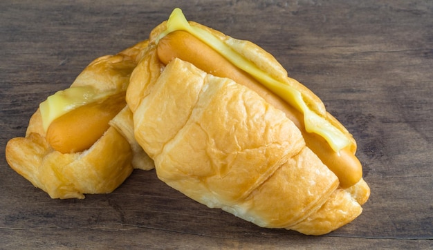 Vista ad alta angolazione degli hot dog di salsiccia sul tavolo