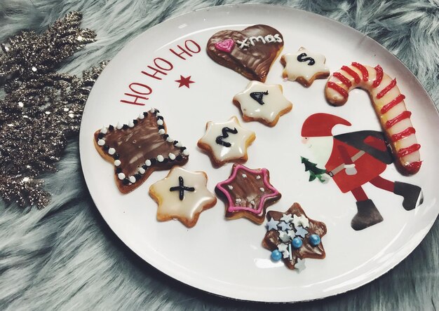 Vista ad alta angolazione dei biscotti di Natale sul piatto