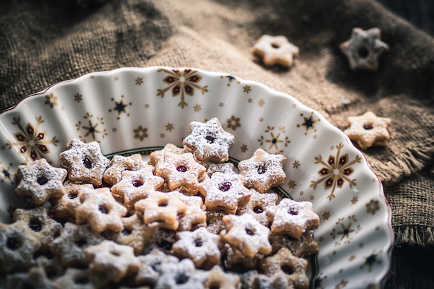 Vista ad alta angolazione dei biscotti nella ciotola
