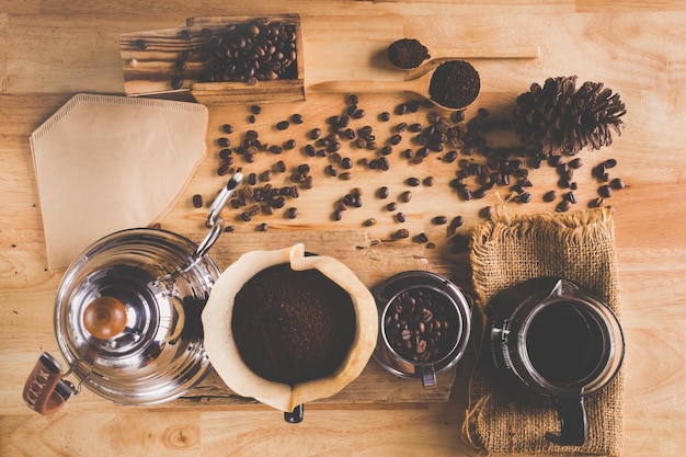 Vista ad alta angolazione dei chicchi di caffè sul tavolo