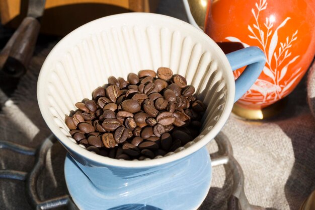 Vista ad alta angolazione dei chicchi di caffè sul tavolo