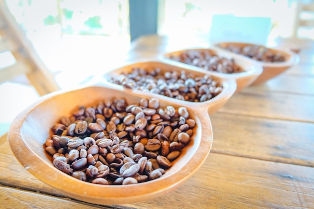 Vista ad alta angolazione dei chicchi di caffè sul tavolo