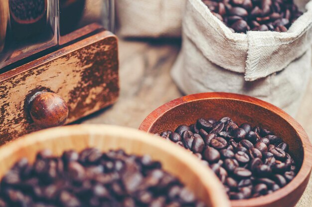 Vista ad alta angolazione dei chicchi di caffè sul tavolo