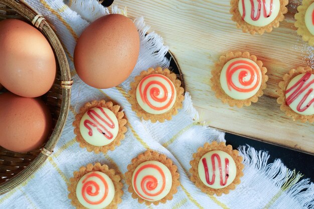 Vista ad alta angolazione dei cupcake sul tavolo