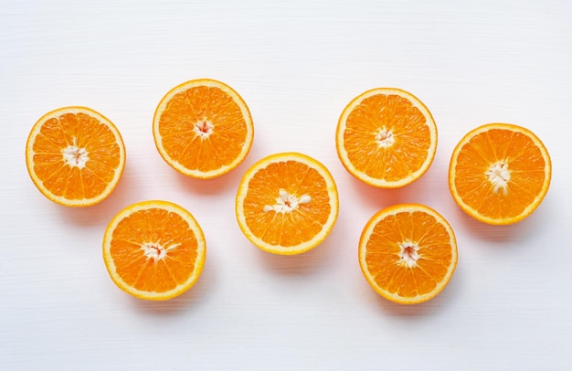 Vista ad alta angolazione dei frutti arancione su sfondo bianco
