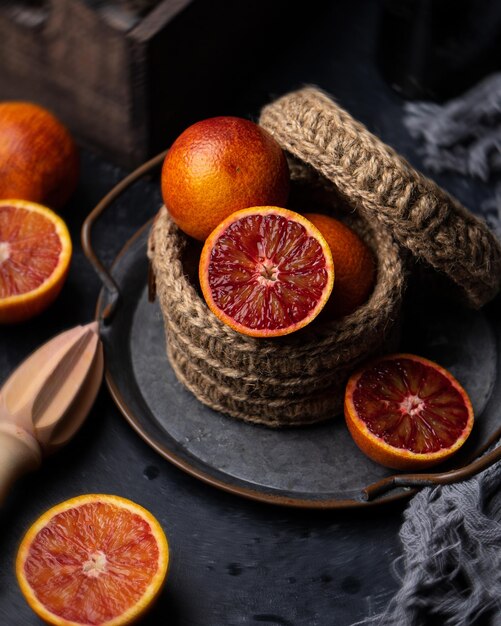 Vista ad alta angolazione dei frutti arancioni sul tavolo