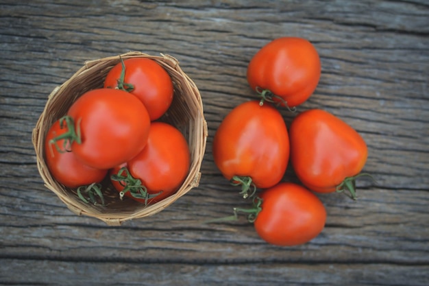 Vista ad alta angolazione dei pomodori sulla tavola