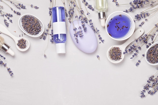 Vista ad alta angolazione dei prodotti di bellezza alla lavanda sul tavolo