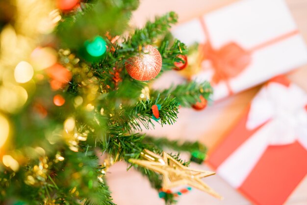 Vista ad alta angolazione dei regali dall'albero di Natale