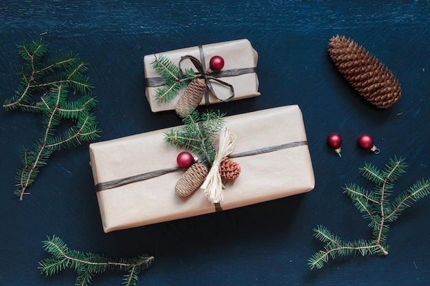 Vista ad alta angolazione dei regali di Natale