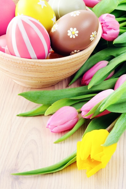Vista ad alta angolazione dei tulipani con le uova di Pasqua sul tavolo