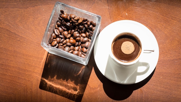Vista ad alta angolazione del caffè e dei fagioli sul tavolo