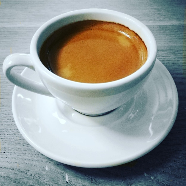 Vista ad alta angolazione del caffè espresso su un tavolo di legno