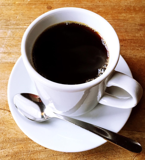 Vista ad alta angolazione del caffè servito su un tavolo di legno