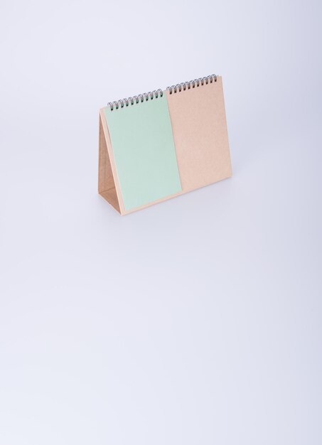 Vista ad alta angolazione del calendario da scrivania su sfondo bianco