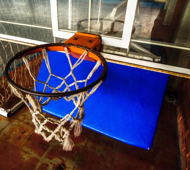 Vista ad alta angolazione del cerchio da basket