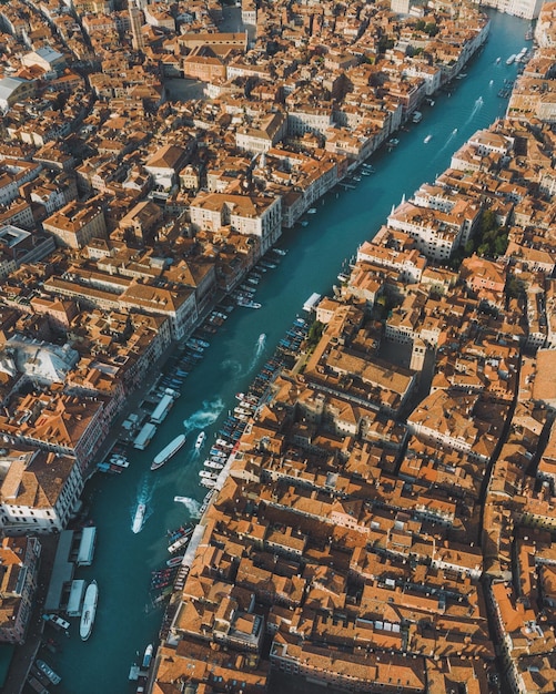 Vista ad alta angolazione del fiume tra gli edifici della città