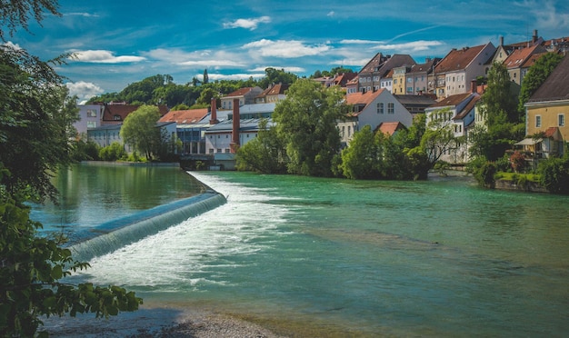 Vista ad alta angolazione del fiume turchese da edifici