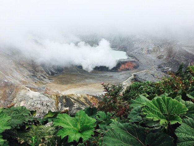 Vista ad alta angolazione del fumo emesso dal vulcano Poas