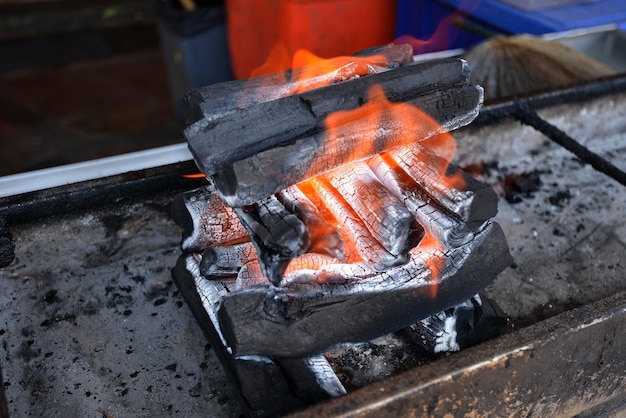 Vista ad alta angolazione del fuoco sulla griglia del barbecue