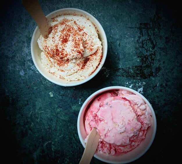 Vista ad alta angolazione del gelato sul tavolo