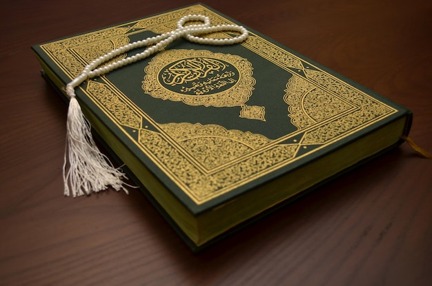Vista ad alta angolazione del Koran su un tavolo di legno