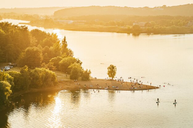 Vista ad alta angolazione del lago dagli alberi