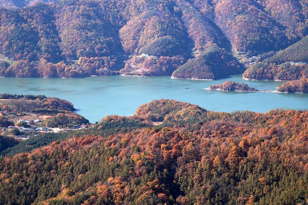 Vista ad alta angolazione del lago e delle montagne