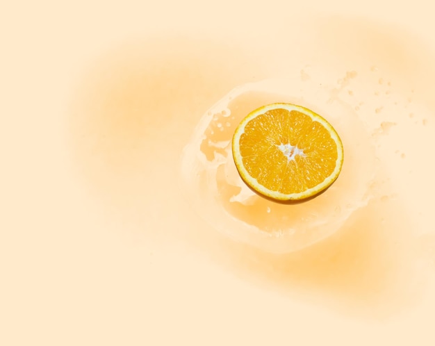 Vista ad alta angolazione del limone spruzzato nella bevanda