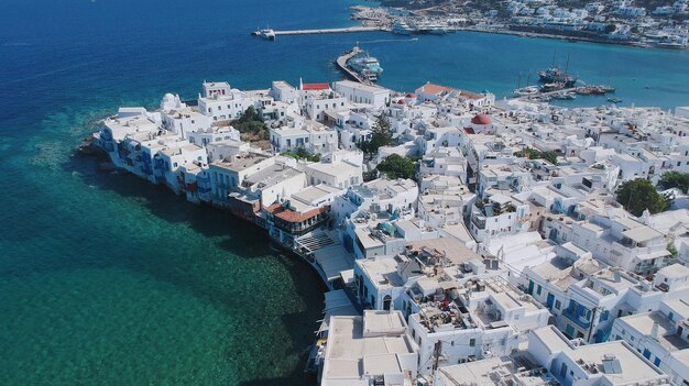 Vista ad alta angolazione del mare tra gli edifici della città