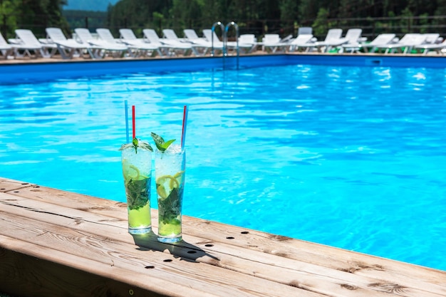 Vista ad alta angolazione del nuoto in piscina