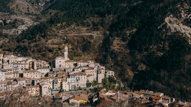 Vista ad alta angolazione del paesaggio cittadino contro le montagne