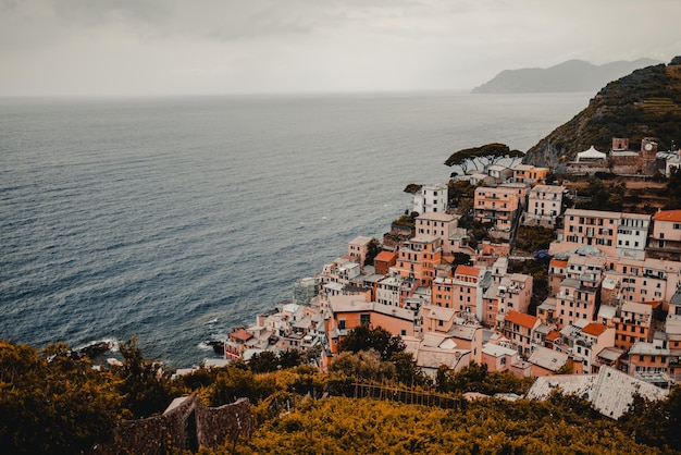 Vista ad alta angolazione del paesaggio cittadino dal mare contro il cielo