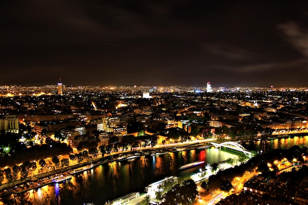 Vista ad alta angolazione del paesaggio cittadino illuminato contro il cielo notturno