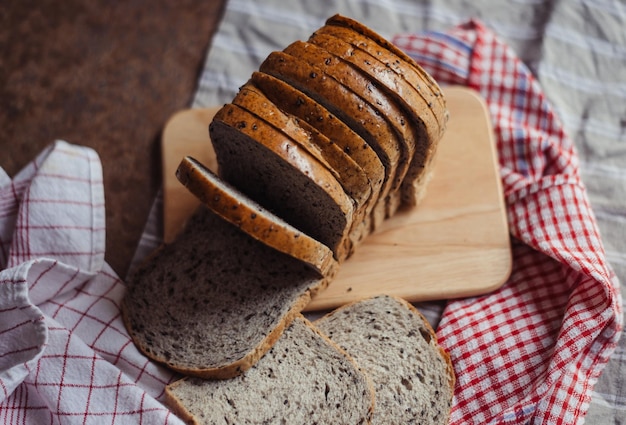 Vista ad alta angolazione del pane a fette